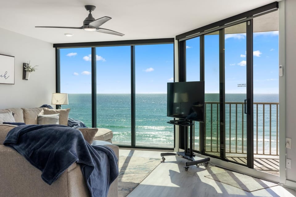 Communal lounge/ TV room, Day, View (from property/room), Balcony/Terrace, Living room, Seating area, Beach, Sea view