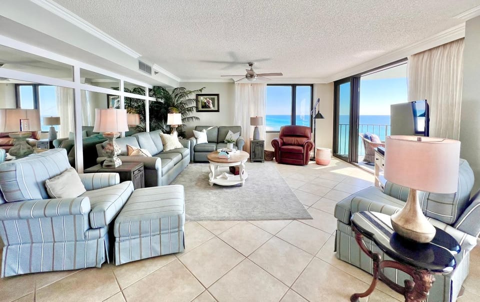 Communal lounge/ TV room, TV and multimedia, Living room, Seating area, Evening entertainment, Sea view