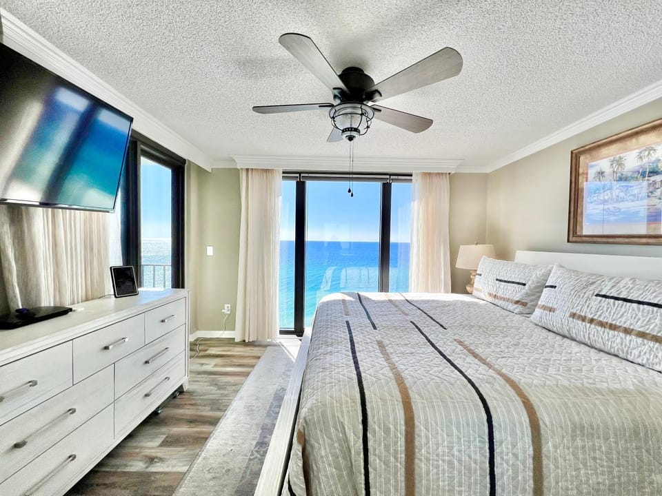 Bed, TV and multimedia, Photo of the whole room, Bedroom, Sea view