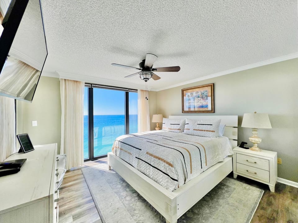 Bed, TV and multimedia, Photo of the whole room, Bedroom, Sea view