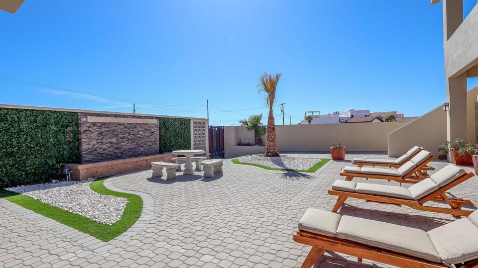 Patio, Day, sunbed