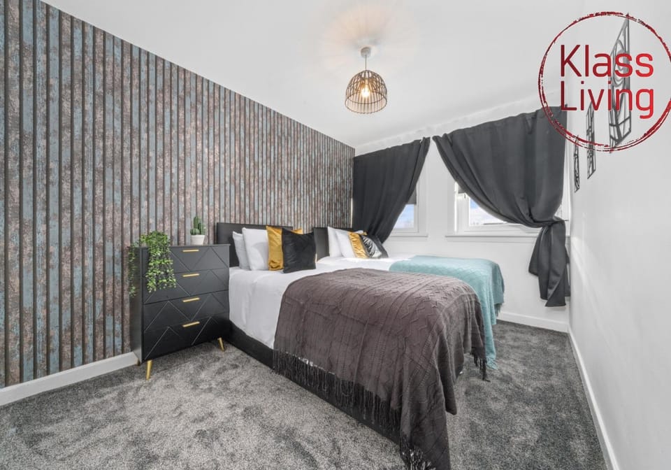 Bed, Decorative detail, Bedroom, Guests, group of guests, cot, Family