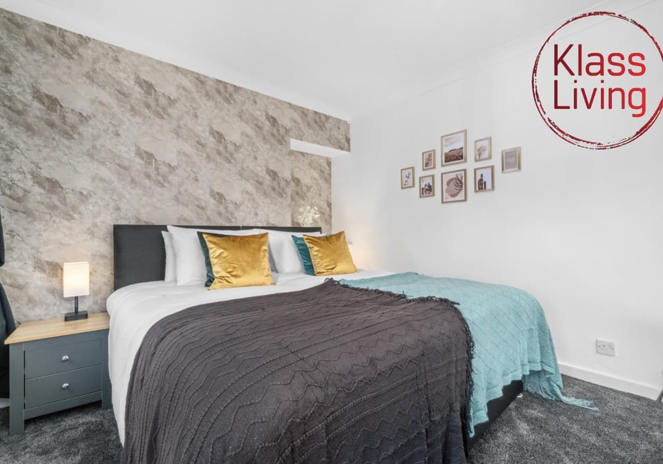 Bed, Decorative detail, Bedroom, Guests, group of guests, cot, Family