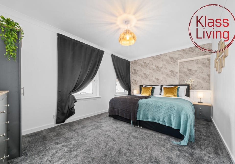 Bed, Bedroom, Guests, group of guests, cot, Family