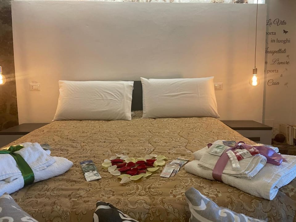 Bed, Photo of the whole room, Bedroom, towels