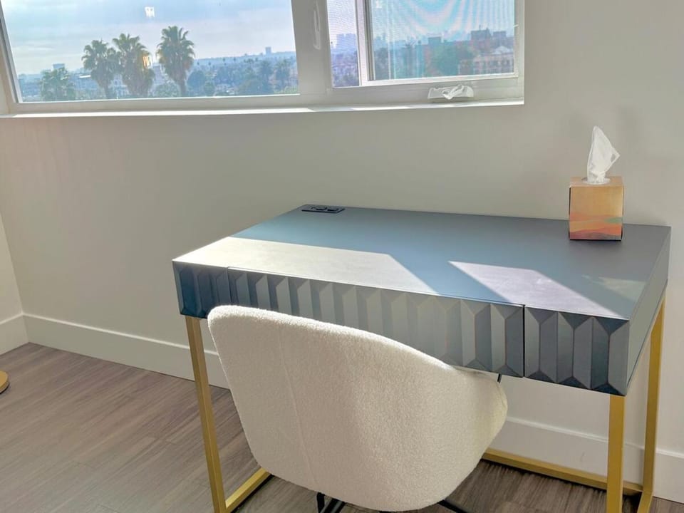 Top Floor Hollywood 1BR Condo with Views Apartment hotel in Hollywood