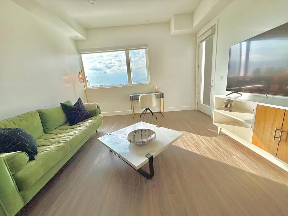 Top Floor Hollywood 1BR Condo with Views Apartment hotel in Hollywood