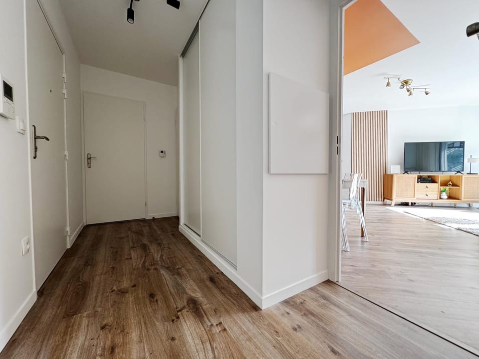 Facade/entrance, wardrobe