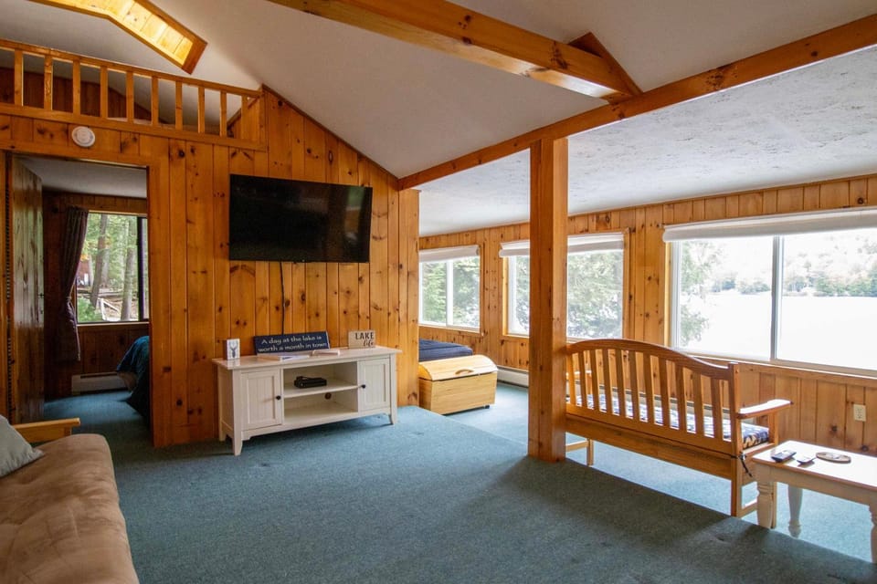 Lakefront Home w/ Seasonal Dock in Limerick! House in Limerick