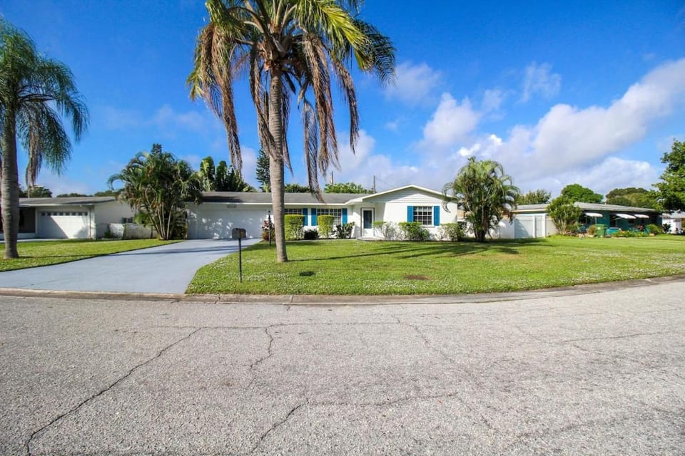 Property building, Day, Neighbourhood, Natural landscape, Street view