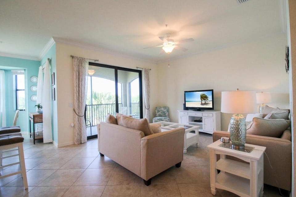 TV and multimedia, Living room, Seating area, Evening entertainment
