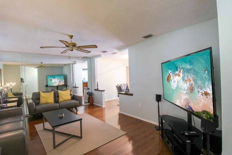 TV and multimedia, Living room, Seating area, Evening entertainment
