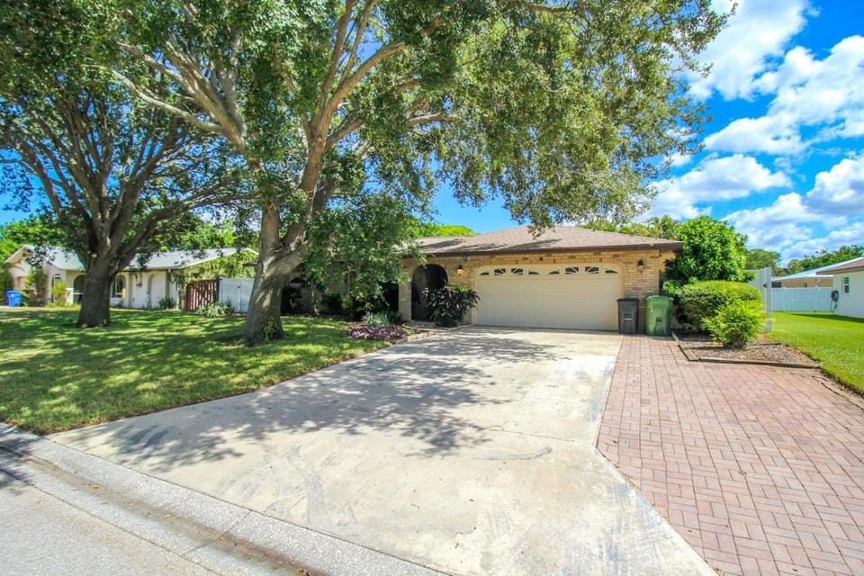 Property building, Neighbourhood, Natural landscape, Street view