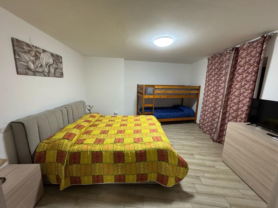 Bed, TV and multimedia, Photo of the whole room, Bedroom