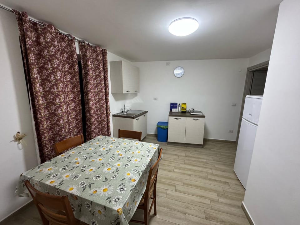 Kitchen or kitchenette, Dining area, stove