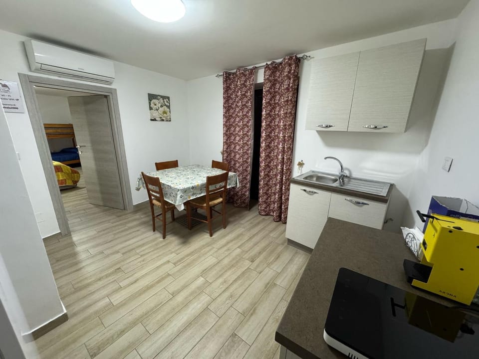 Kitchen or kitchenette, Living room, Seating area, Dining area, stove