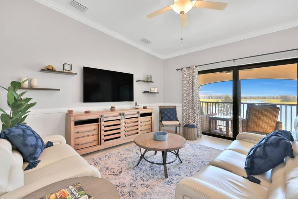 TV and multimedia, Living room, Seating area, Evening entertainment