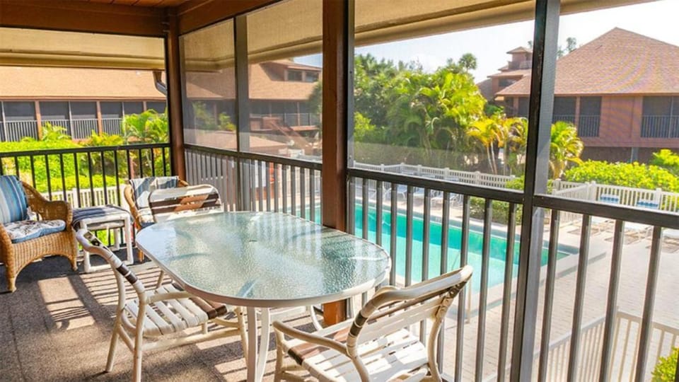 Poolside Paradise - Pet Friendly Villa on Sanibel Island - Private Beach - Signal Inn 03 House in Sanibel Island
