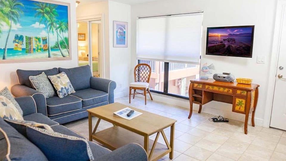 Cozy Coastal Haven - Your Relaxing Sanibel Getaway - Private Beach - Pet Friendly - Signal Inn 07 House in Sanibel Island
