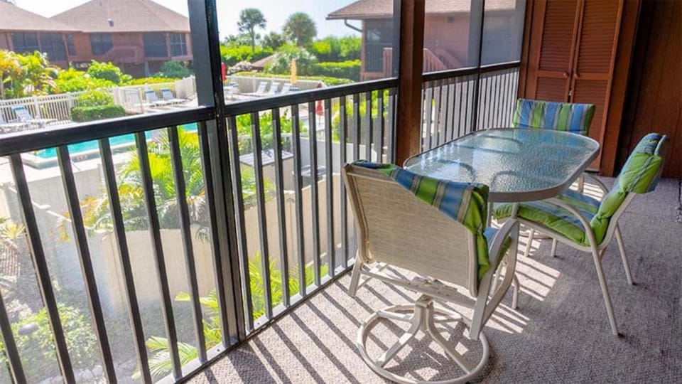 Stylish pet friendly beachside retreat on Sanibel Island - Signal Inn 01 House in Sanibel Island