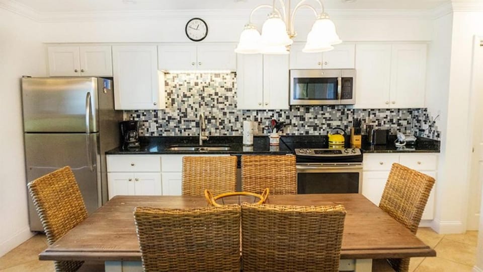 Your Perfect Getaway Awaits - Sanibel Island Villa with Private Beach - Pet Friendly - Signal Inn 11 House in Sanibel Island