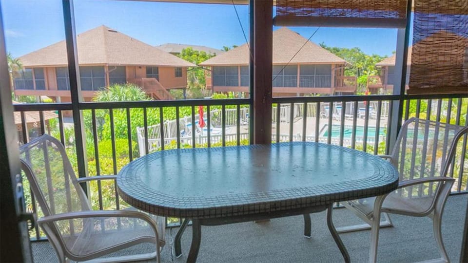 Your Perfect Getaway Awaits - Sanibel Island Villa with Private Beach - Pet Friendly - Signal Inn 11 House in Sanibel Island