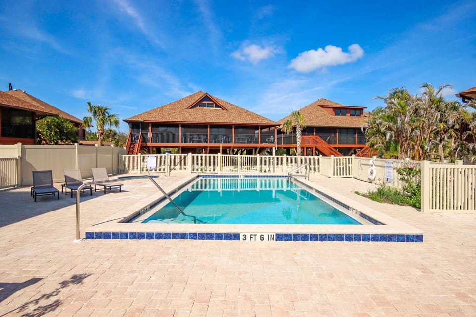 Property building, Day, Swimming pool