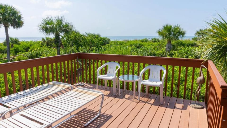 Gorgeous Gulf Views from your Private Deck on Sanibel Island - Pet Friendly - Signal Inn 08 House in Sanibel Island