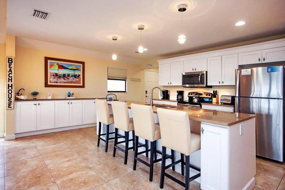 Kitchen or kitchenette, dishwasher, oven