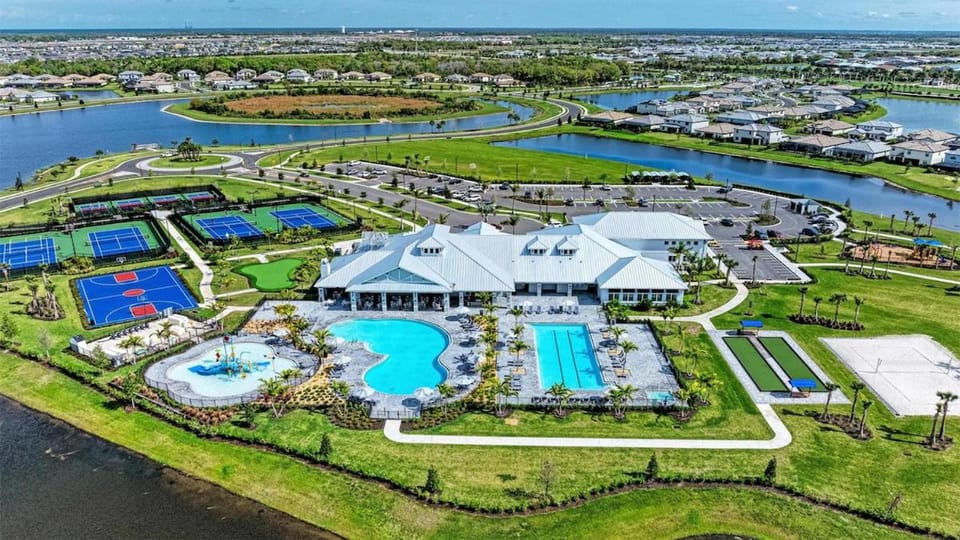 Day, Neighbourhood, Natural landscape, Bird's eye view, Area and facilities, Swimming pool