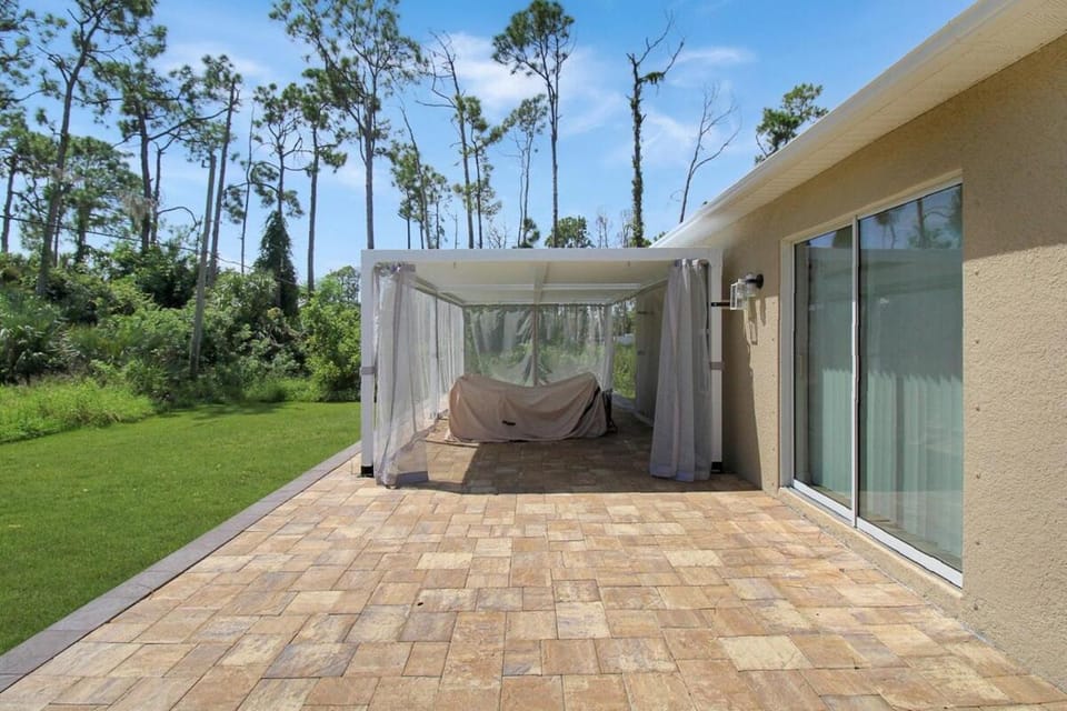Patio, Day, Balcony/Terrace