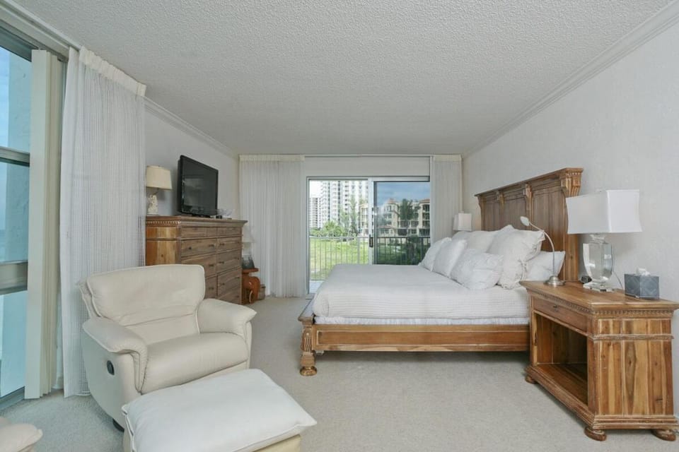 Bed, TV and multimedia, Bedroom