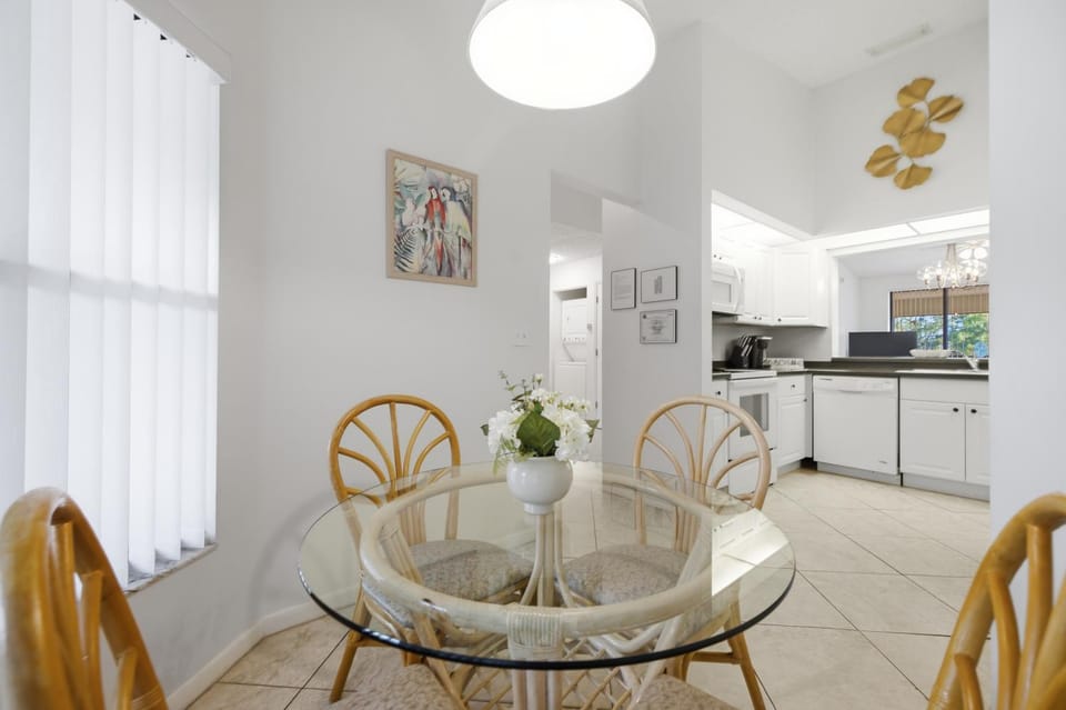 Lakefront 2BR condo near IMG Pool Pickleball Tennis Tropical Gulf Retreat House in Bradenton