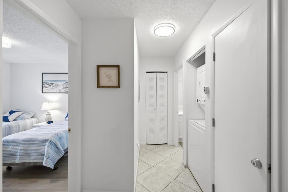 Lakefront 2BR condo near IMG Pool Pickleball Tennis Tropical Gulf Retreat House in Bradenton