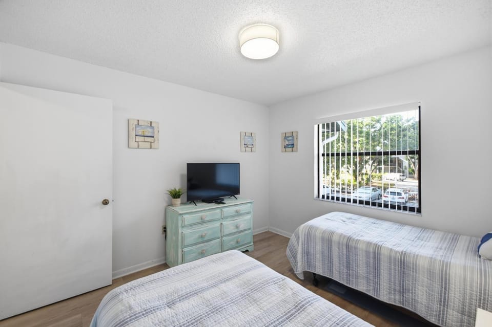 Lakefront 2BR condo near IMG Pool Pickleball Tennis Tropical Gulf Retreat House in Bradenton