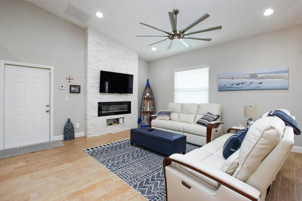TV and multimedia, Living room, Seating area, Evening entertainment