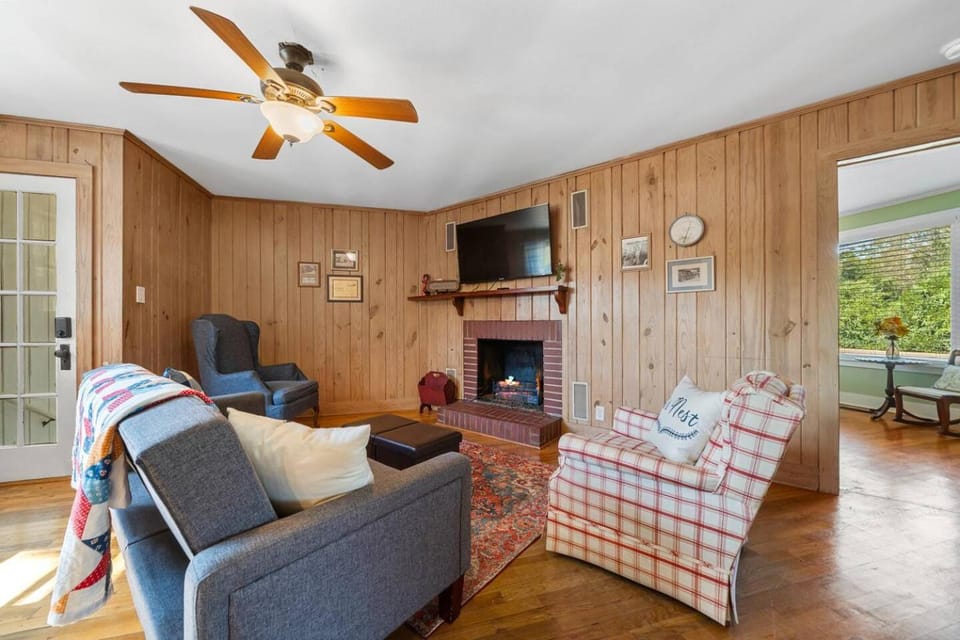 Farm Animals I Retro Museum I Fire Pit I Cozy Stay House in Hot Springs