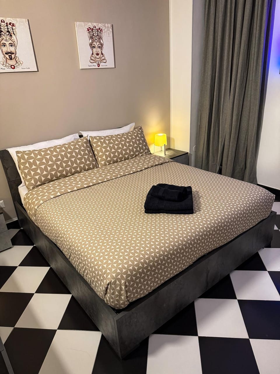 Bed, Photo of the whole room, Bedroom, towels
