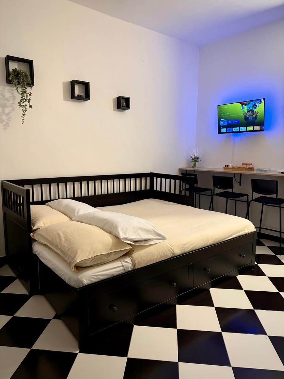 Bed, TV and multimedia, Photo of the whole room
