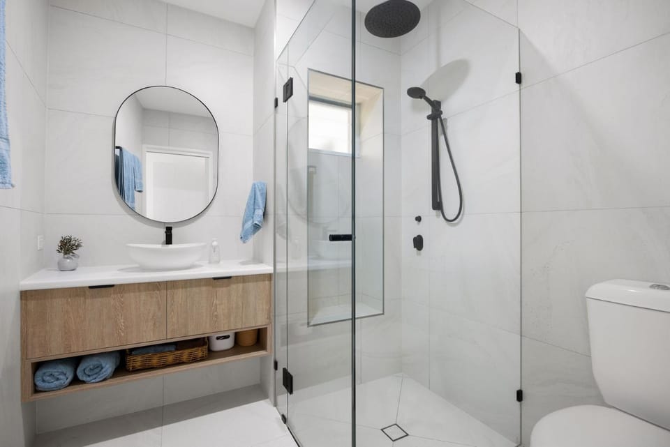 Shower, Toilet, Bathroom, towels