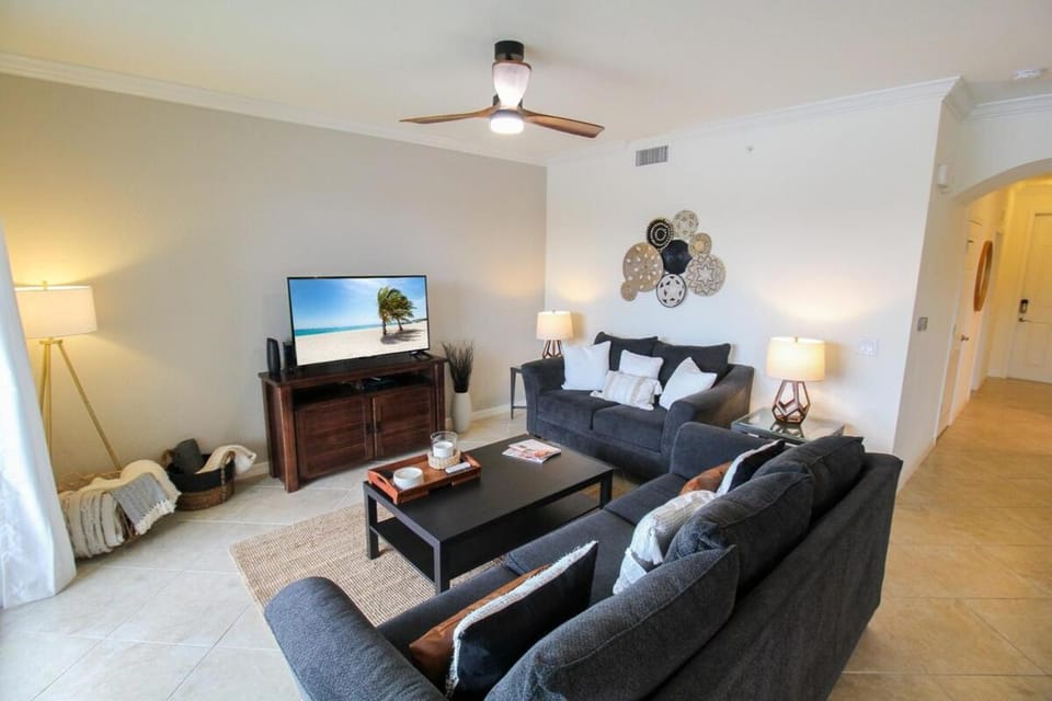 TV and multimedia, Living room, Seating area, Evening entertainment