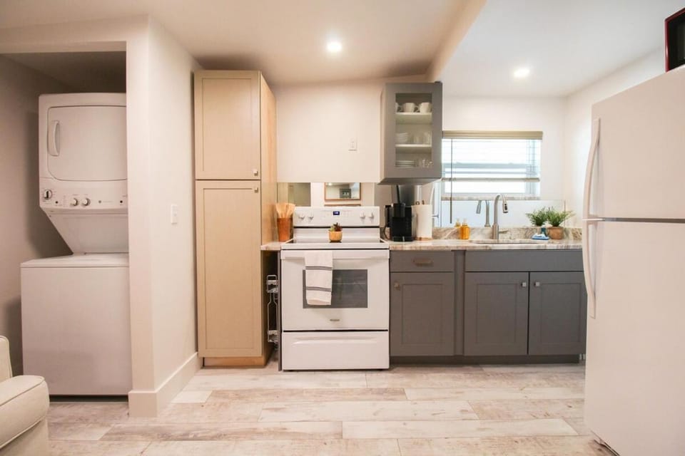 Kitchen or kitchenette, washing machine, dryer