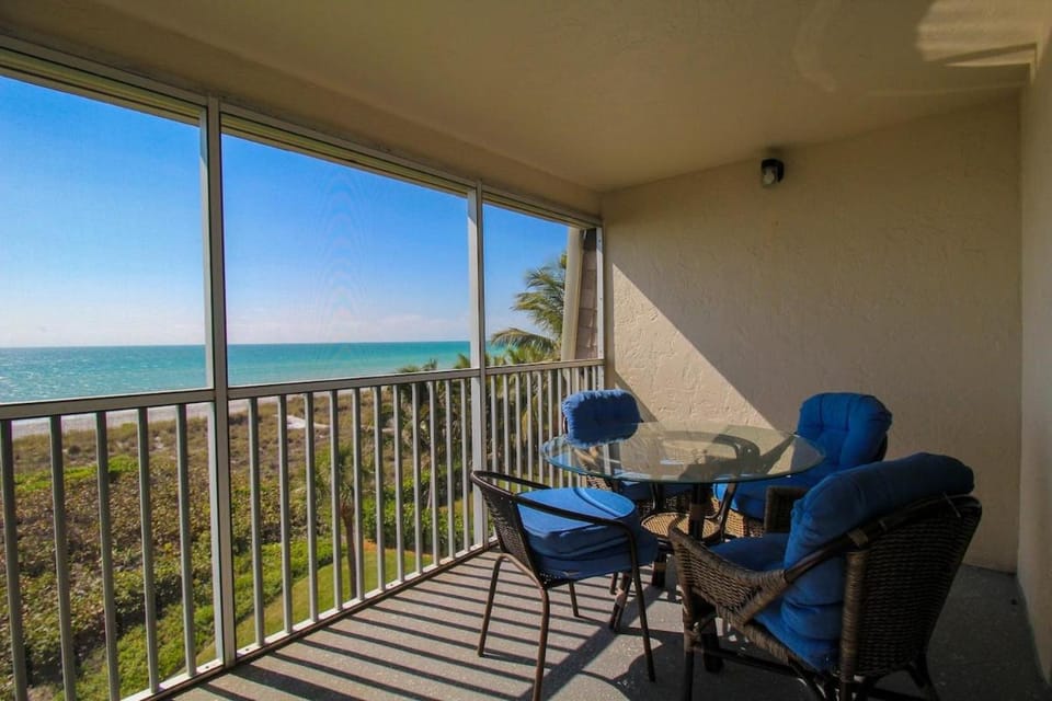 Magnificent Oceanfront 2 BR Condo in Longboat Key House in Longboat Key
