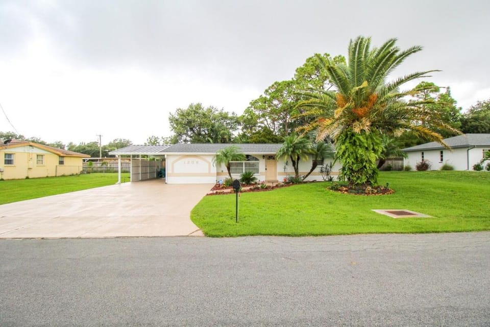Property building, Neighbourhood, Natural landscape, Garden view, Street view