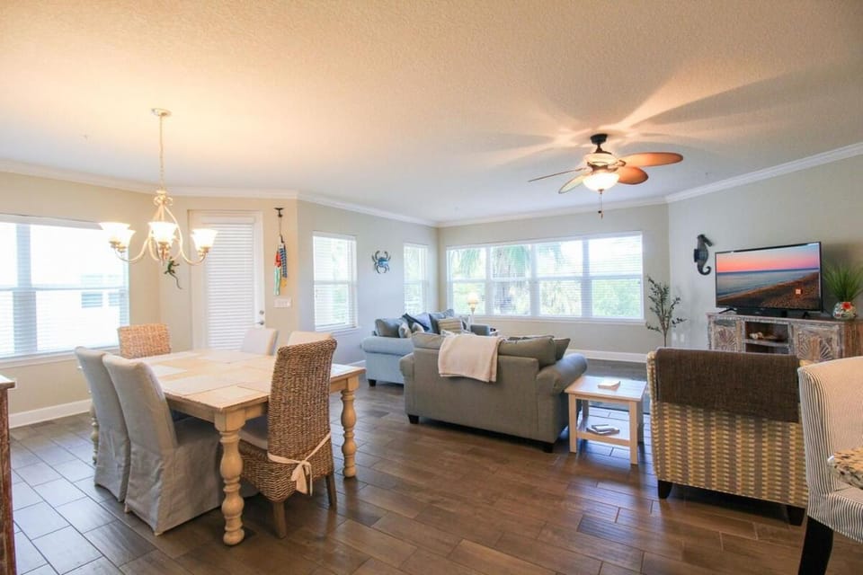 TV and multimedia, Living room, Seating area, Dining area