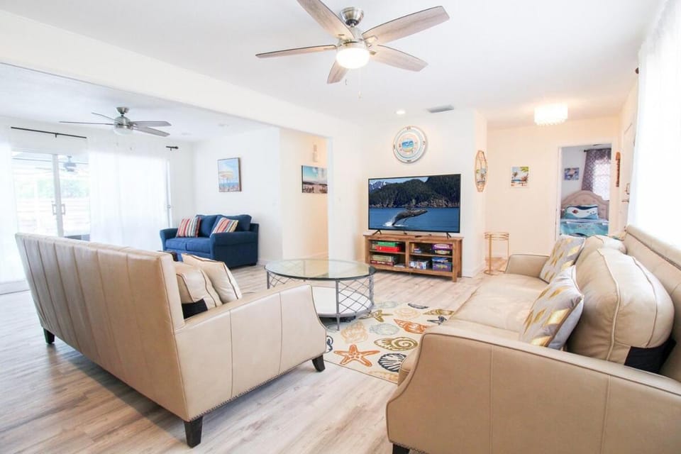 TV and multimedia, Living room, Seating area, Evening entertainment