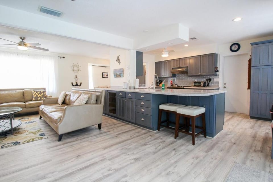 Kitchen or kitchenette, Seating area