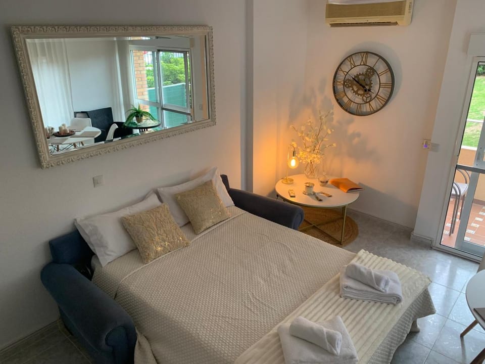 Bed, Living room, air conditioner