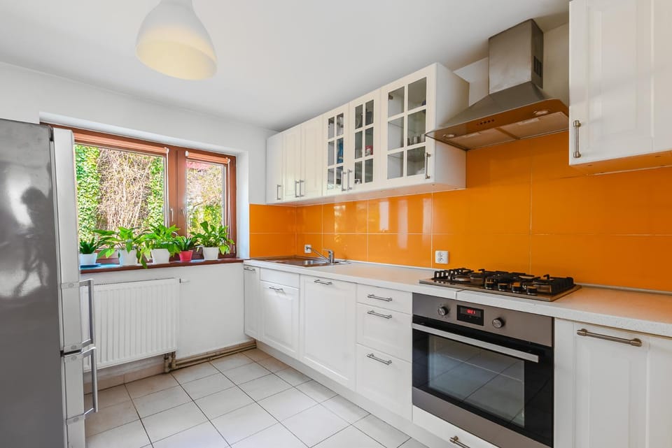 Kitchen or kitchenette, dishwasher, stove