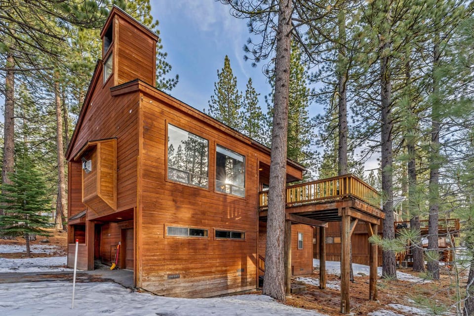 Cozy Truckee Vacation Rental with Fireplace & Deck House in Northstar Drive